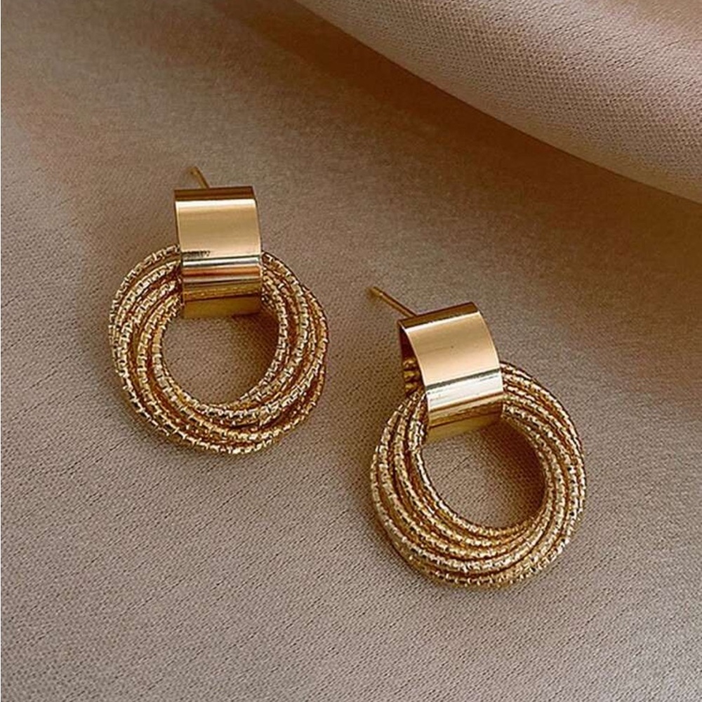 Luxe Golden Elegant Statement Earrings - Picture 4 of 4
